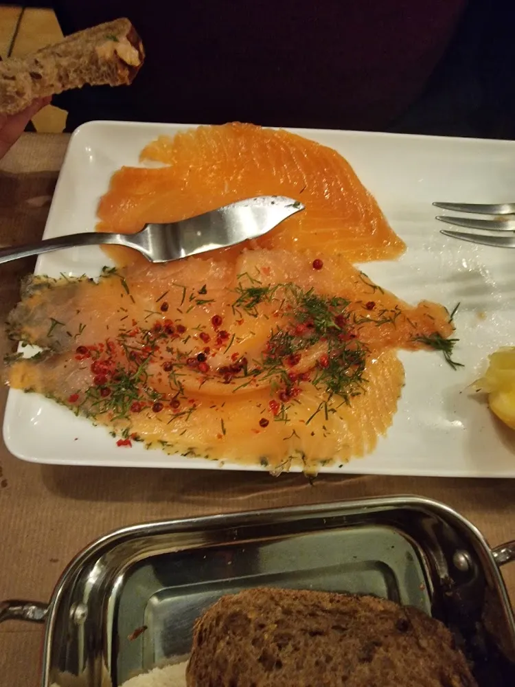 Assiettes Au Saumon Fumé Et Mariné À L'aneth